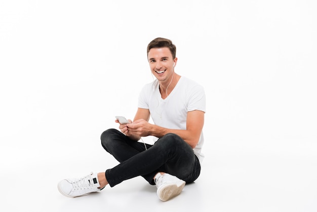 Portret van een gelukkig lachende man in wit t-shirt