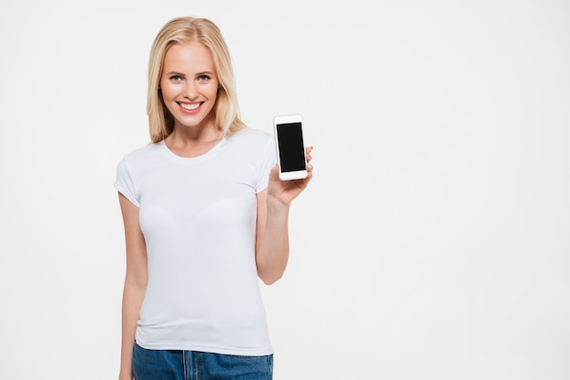 Portret van een gelukkig lachende vrouw presenteren