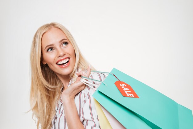 Portret van een gelukkig opgewonden blonde vrouw