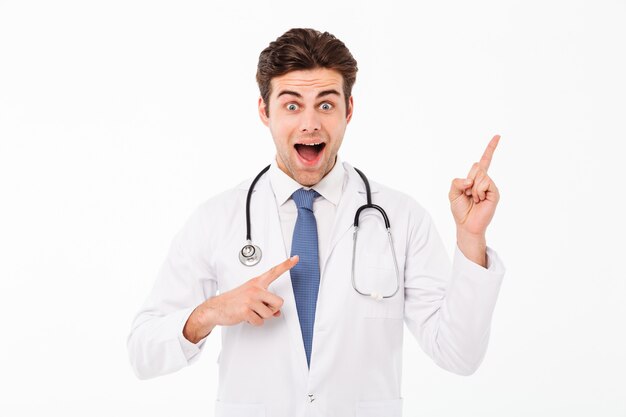 Portret van een gelukkige aantrekkelijke mannelijke artsenmens