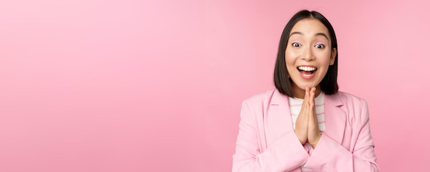 Portret van een gelukkige aziatische kantoordame ceo zakenvrouw in pak die zich verheugt en lacht terwijl ze celebra wint