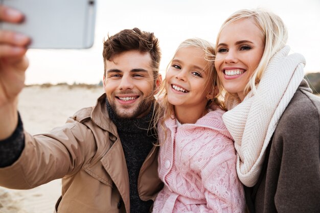 Portret van een gelukkige familie met een dochtertje