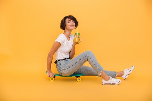 Portret van een gelukkige jonge vrouw