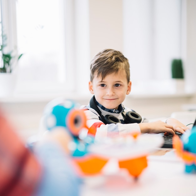 Gratis foto portret van een gelukkige jongen met hoofdtelefoon rond zijn nek