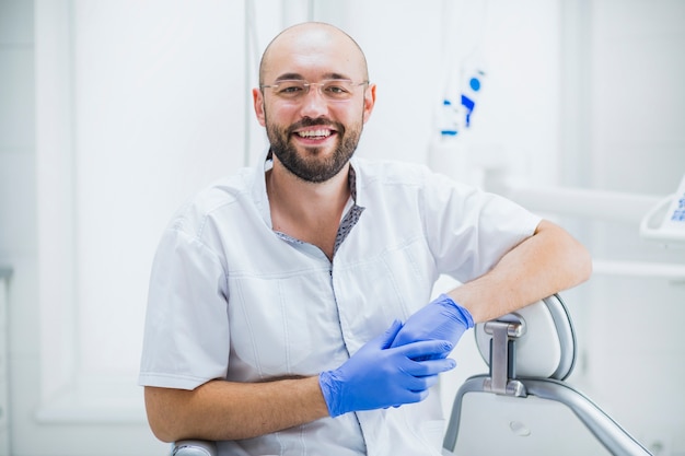 Portret van een gelukkige mannelijke tandarts