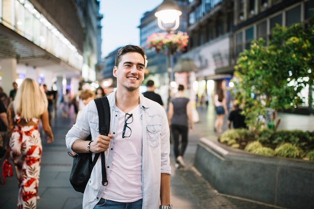 Portret van een gelukkige mens die zich op stoep bevindt