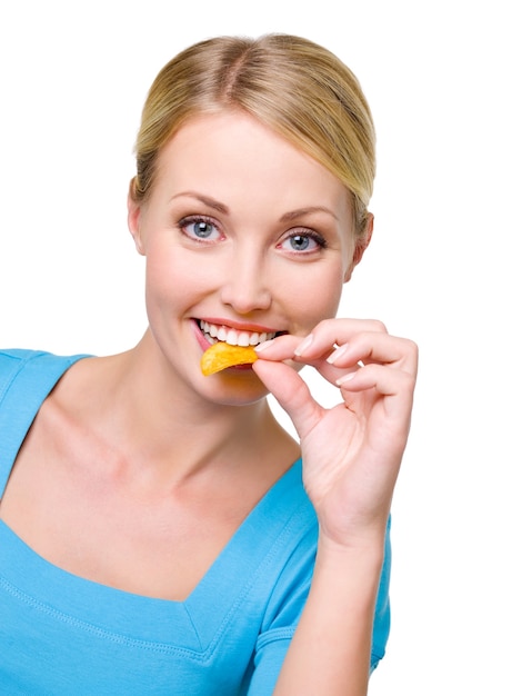 Portret van een gelukkige mooie vrouw eet de chips