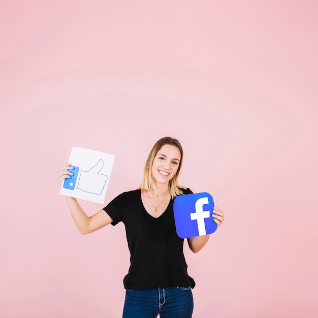 Portret van een gelukkige vrouw met facebook duimen omhoog pictogram