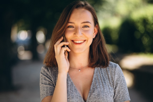 Portret van een gelukkige vrouw met telefoon