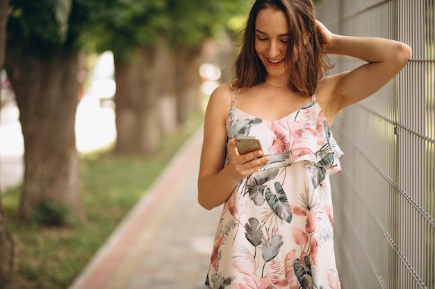 Gratis foto portret van een gelukkige vrouw met telefoon