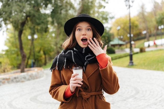 Portret van een geschokt meisje, gekleed in herfst kleding