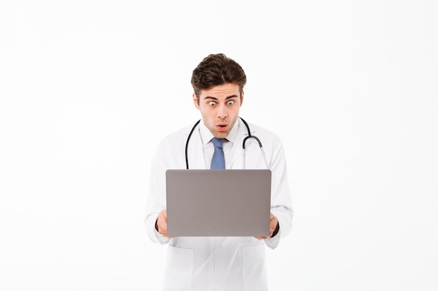Portret van een geschokte mannelijke arts met een stethoscoop
