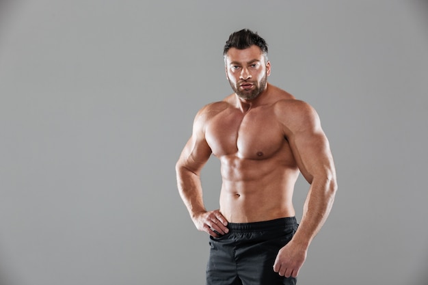 Portret van een gespierde sterke shirtless mannelijke bodybuilder