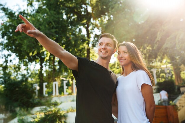 Portret van een glimlachend gelukkig paar in liefde het koesteren