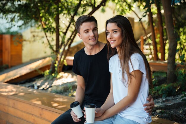 Portret van een glimlachend jong paar dat koffie drinkt