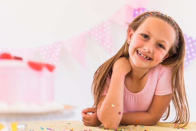 Gratis foto portret van een glimlachend mooi meisje in partij