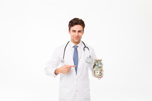 Portret van een glimlachende gelukkige mannelijke arts