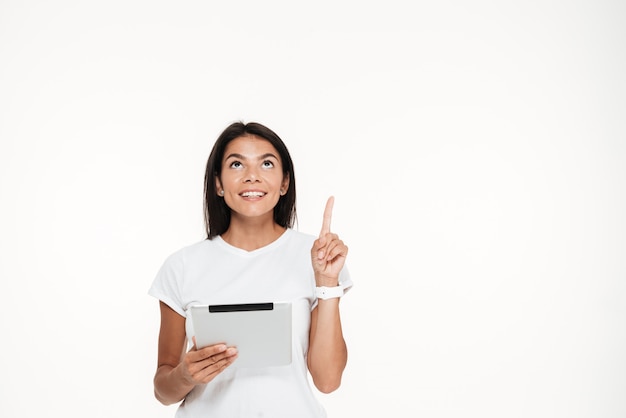 Portret van een glimlachende jonge de tabletcomputer van de vrouwenholding