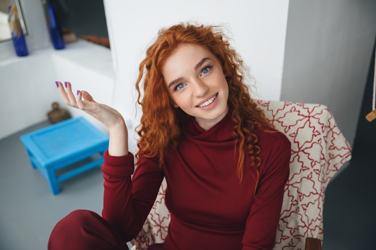 Gratis Foto portret van een glimlachende jonge roodharige vrouw