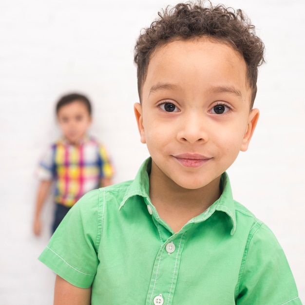 Gratis foto portret van een glimlachende jongen