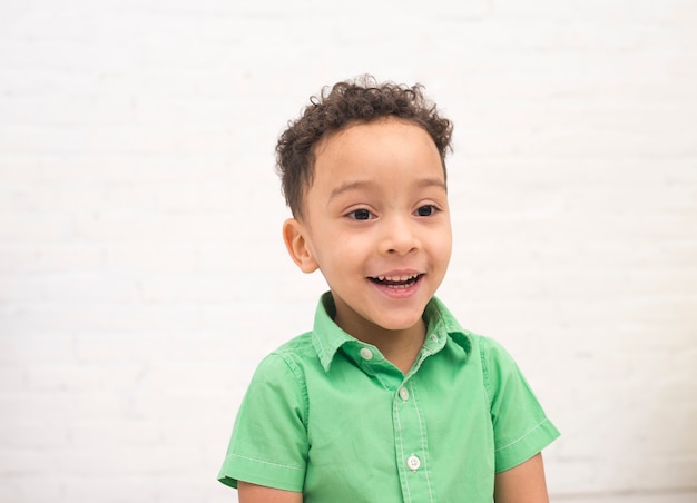 Portret van een glimlachende jongen