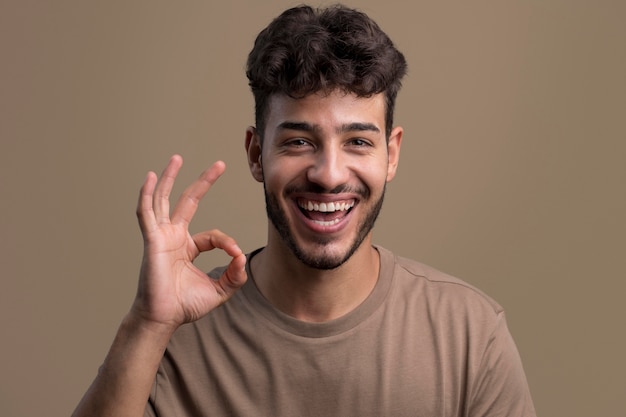 Portret van een glimlachende man die een goed teken toont