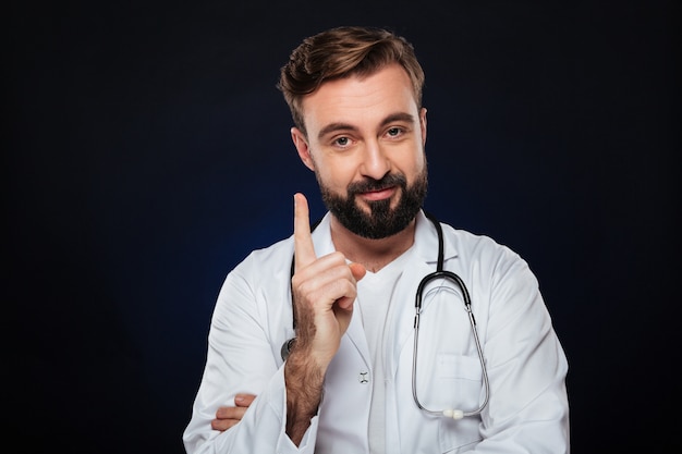 Portret van een glimlachende mannelijke arts