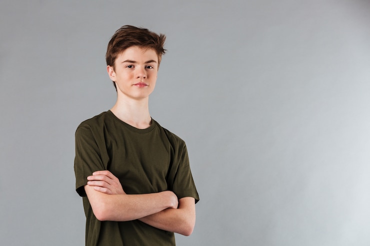 Gratis Foto portret van een glimlachende mannelijke tiener