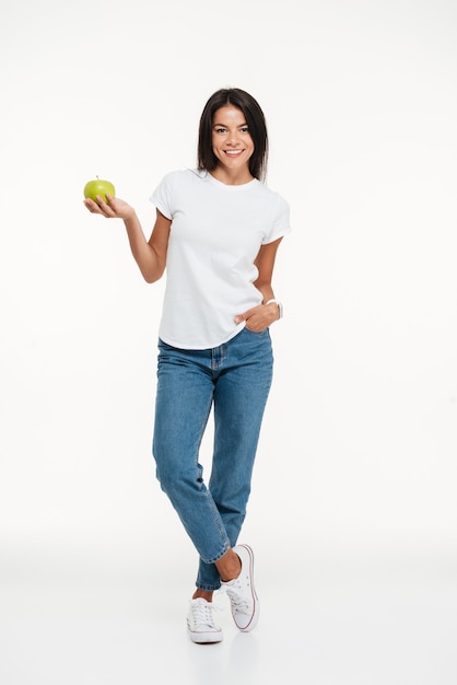 Portret van een glimlachende vrouw die groene appel houdt