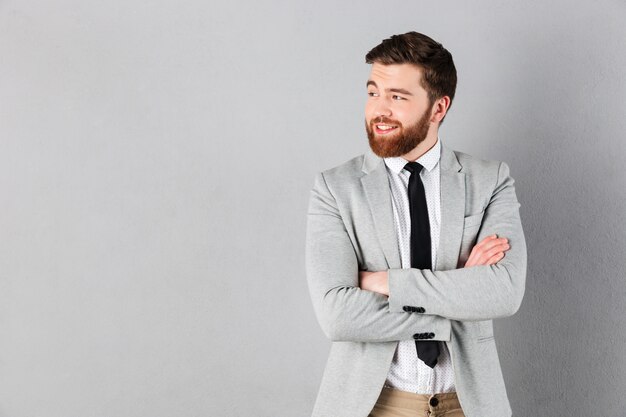 Portret van een glimlachende zakenman gekleed in pak