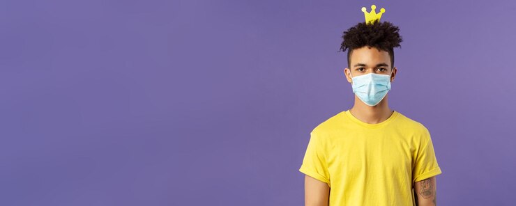Gratis Foto portret van een grappige spaanse man met een gezichtsmasker die gek wordt en gek wordt terwijl hij thuis blijft tijdens quara