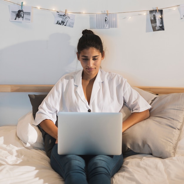 Portret van een Indische dame die aan laptop werkt