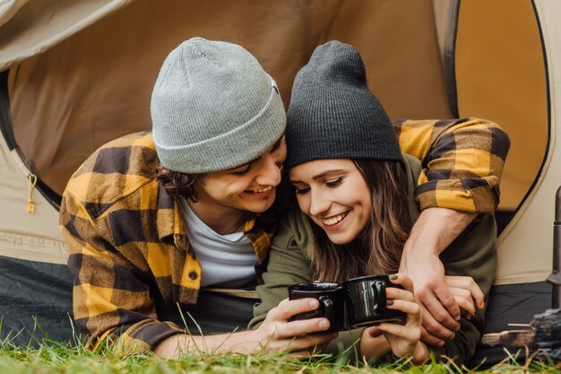 Portret van een jong geliefd stel toeristen heeft een date in het bos