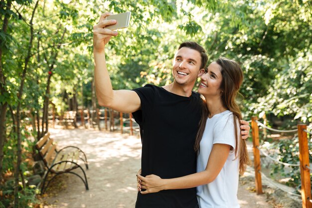 Portret van een jong gelukkig paar dat een selfie neemt