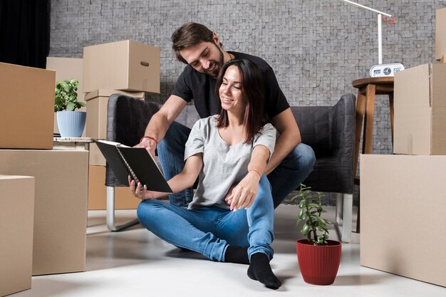 Portret van een jong gezin klaar voor verhuizing