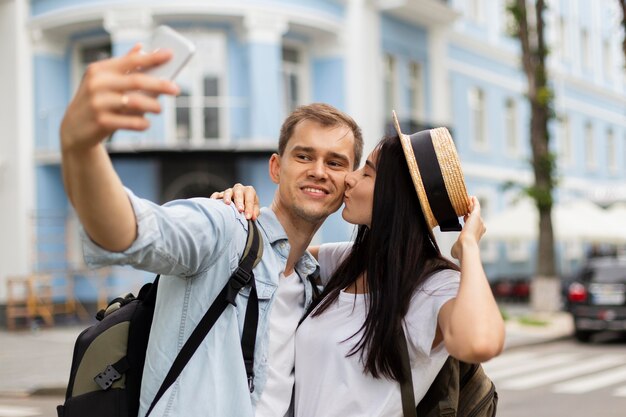 Portret van een jong koppel een selfie buitenshuis