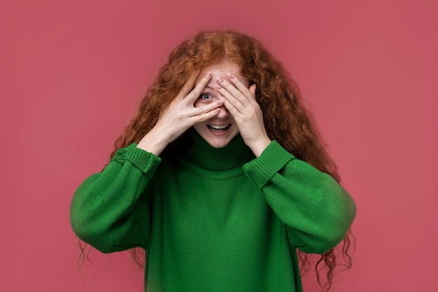 Portret van een jong meisje dat een boo speelt