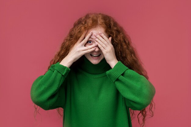 Portret van een jong meisje dat een boo speelt