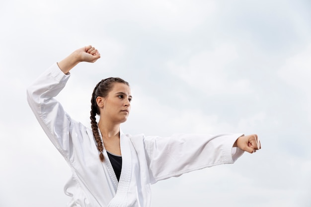 Gratis foto portret van een jong meisje die karate uitoefenen