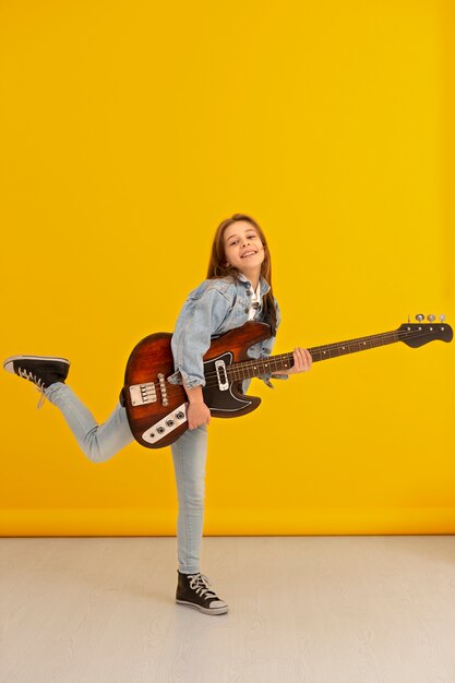 Portret van een jong meisje met gitaar