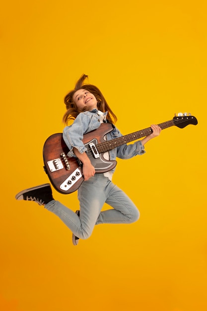 Portret van een jong meisje met gitaar