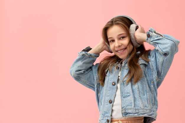 Portret van een jong meisje met oorwarmers