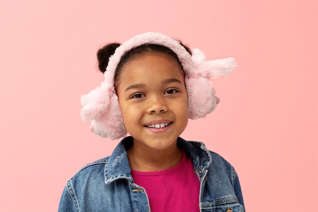 Portret van een jong meisje met oorwarmers