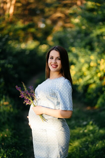 portret van een jong meisje op gras en bomen parklandschap