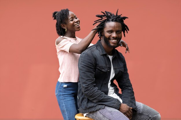 Portret van een jong stel met afro-dreadlocks