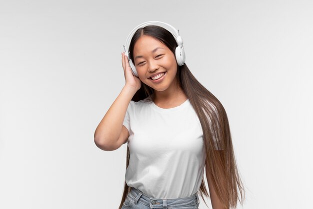 Portret van een jong tienermeisje met een koptelefoon die naar muziek luistert