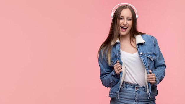 Portret van een jong tienermeisje met koptelefoon