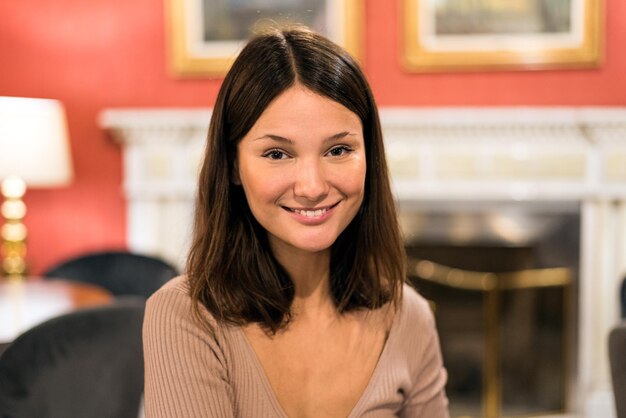 Portret van een jonge aantrekkelijke vrouw in een elegante hotelcafetaria