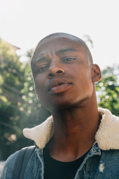 Portret van een jonge Afrikaanse man camera kijken