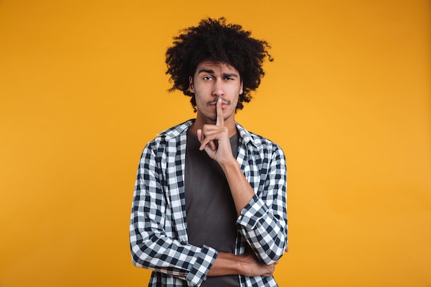 Portret van een jonge Afrikaanse man met vredesgebaar